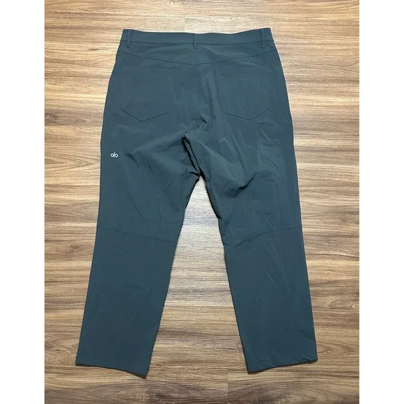 Alo Yoga Men's Day and Night Pants Charcoal Grey Performance Sz 36x30 - Picture 8 of 10